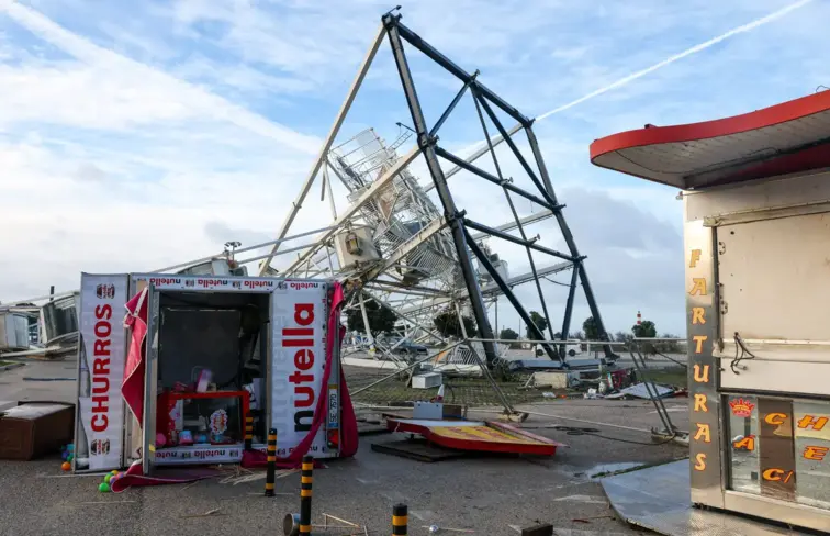 A roda gigante, divertimento na marginal da Figueira da Foz, caiu hoje durante a madrugada